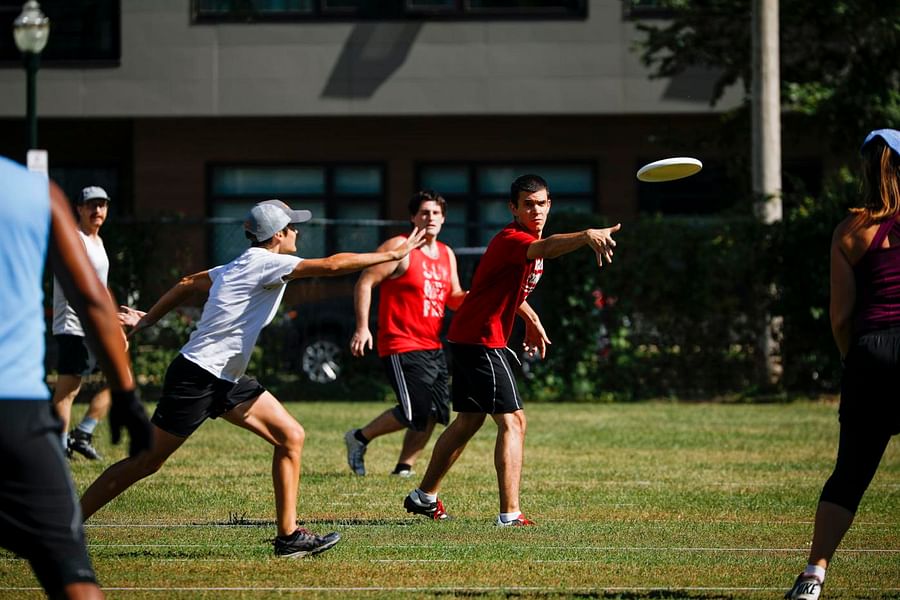 Ultimate Frisbee give-and-go