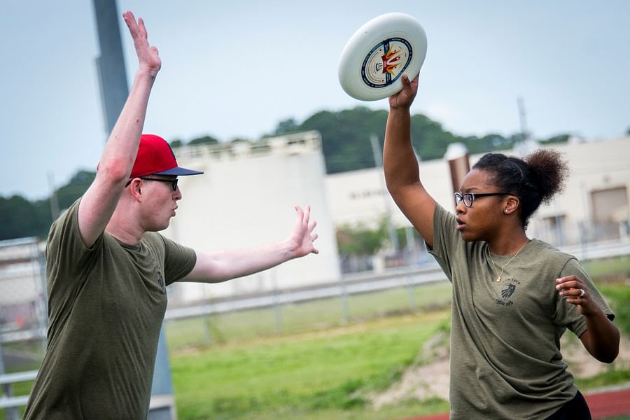 Ultimate Frisbee swing pass